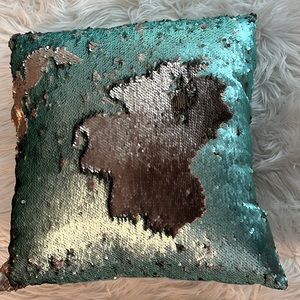 I’m selling this sequence, multi color pillow.